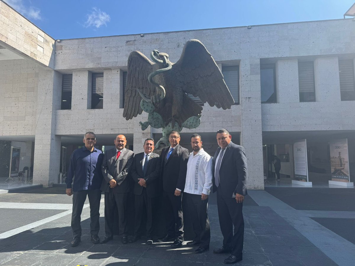 insistemx's tweet photo. Ayer, el Secretario General de INSISTE acompañó a la Secretaria de Educación en su comparecencia ante el Congreso.

En INSISTE construimos puentes sin sumisión y defendemos derechos sin confrontaciones inútiles. https://t.co/anwXXVCUU3