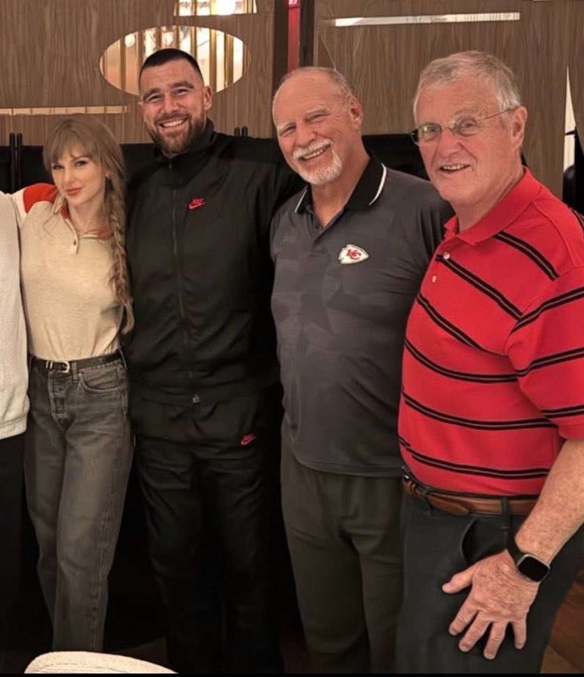 TSwiftNZ's tweet image. 📸 | Taylor with Travis Kelce and Scott Swift after the Chiefs game on Sunday!