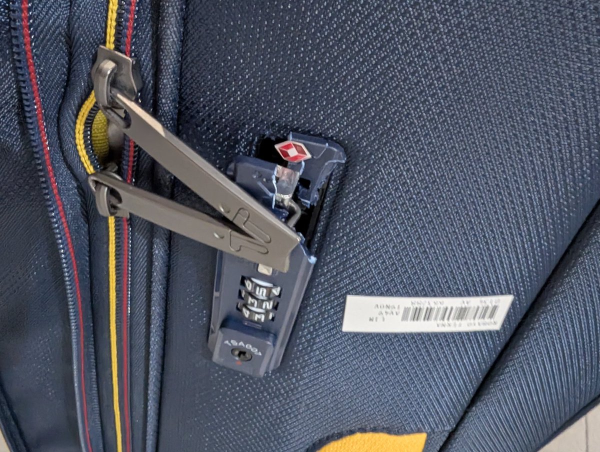 yisusdota's tweet image. Llego de Lima de representar al país en los juegos Bolivarianos, y @avianca me recibe con mi maleta de viaje dañada, además de dejar obsoleto el sistema de seguridad de ésta, me tienen más de una hora esperando y aún así sigo sin recibir una solución a esta situación tan incómoda