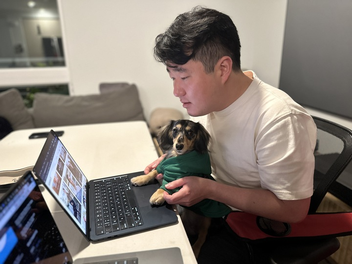 ericw_codigo's tweet image. here's our CDO (chief dog officer) winnie hard at work