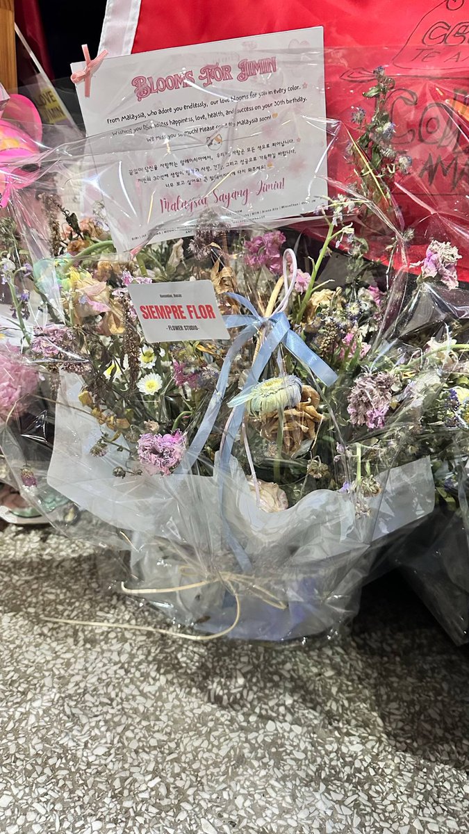 One of our team members sent us this picture today. 😍 

So happy to see that our bouquet is still displayed at ZM-Illennial! 

#mybloomsforjimin