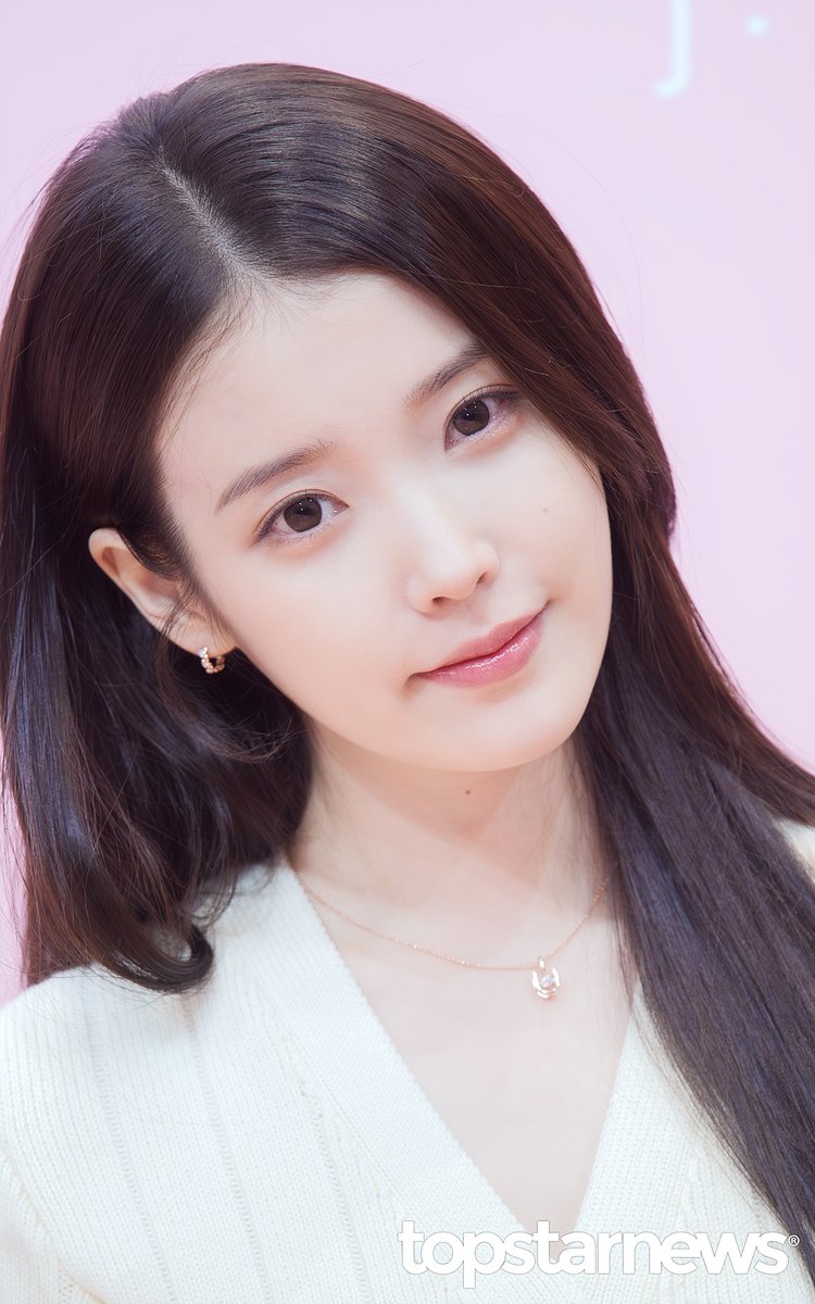 아이유, ‘매끈매끈하다 매끈매끈한’ (제이에스티나 포토콜) [HD포토] #아이유 #IU #제이에스티나 #JESTINA #포토월 #프리뷰 topstarnews.net/news/articleVi… <- Original Photo