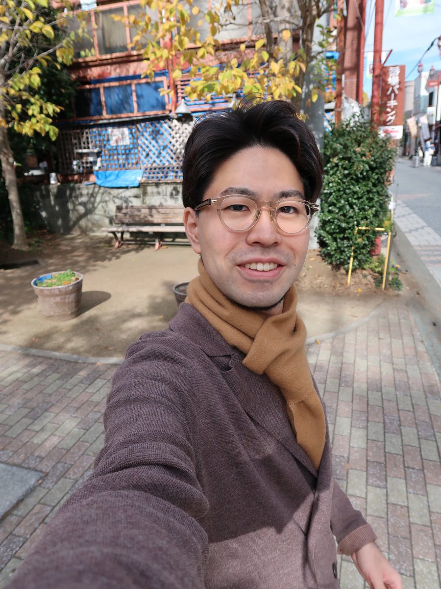 ビザ申請の本人確認で疑われている。
眼鏡掛けたら少しは疑惑が晴れそう？
2021年←  →2025年