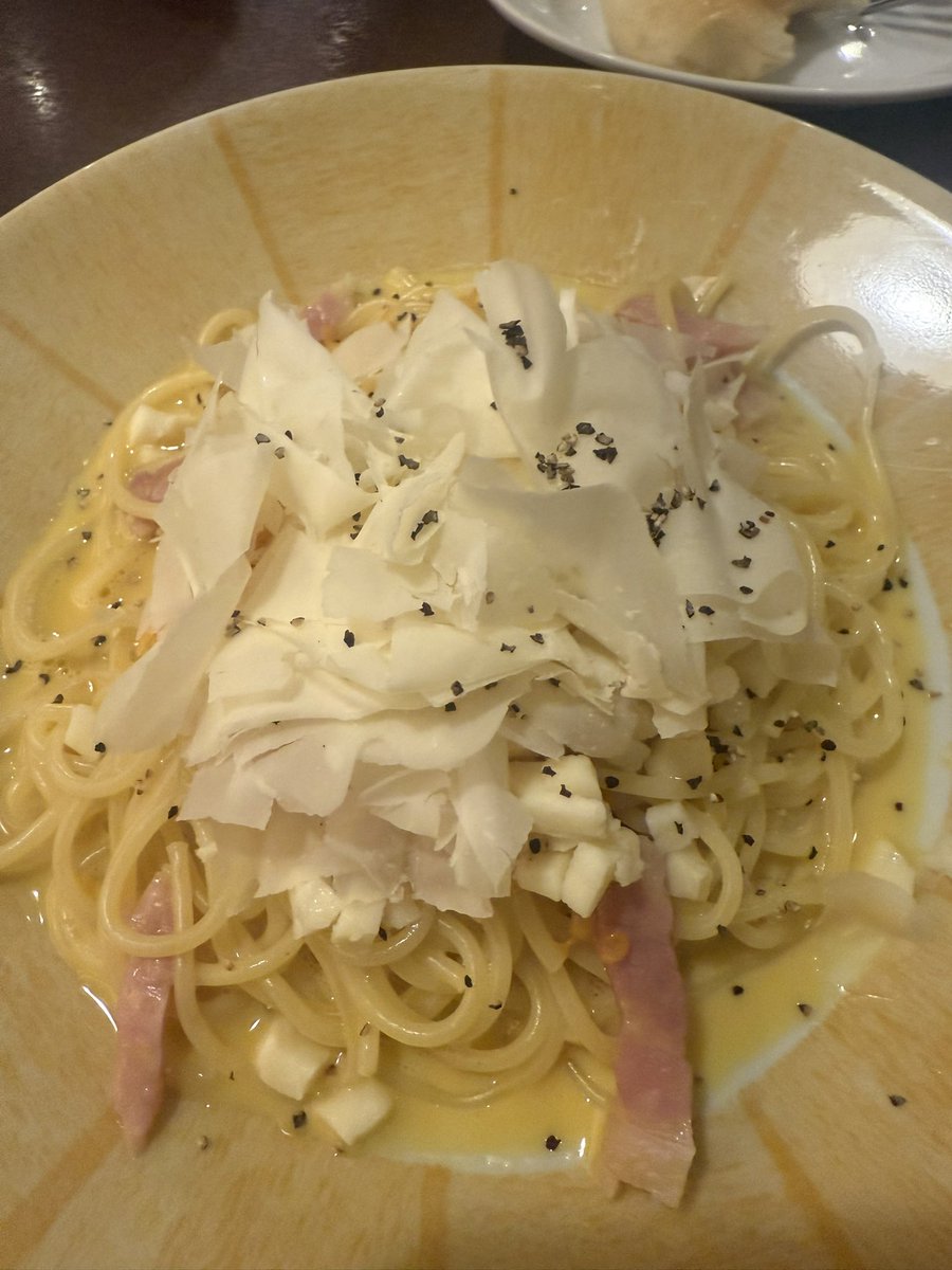 今日は参観日✨
旦那とランチで鎌倉パスタ😋🍴💕
この3種のチーズのカルボナーラ美味すぎ‼️
ごちそさまでした|•'-'•)وﾅｲｽ！