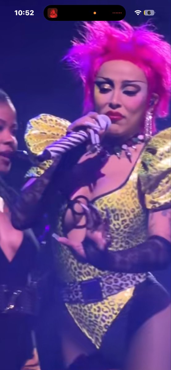 Scarletisheree's tweet image. So do yall think we’ll eventually get a cow print and she performs moo(im delusional)