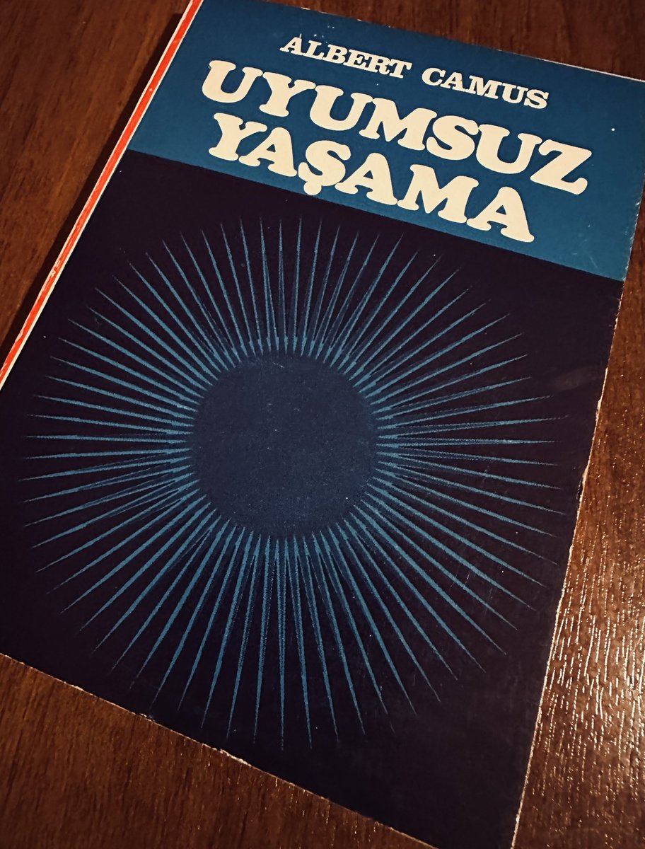 SaatcSertac's tweet photo. 📚
“Bir gül yaprağı, bir kilometre taşı ya da bir insan eli; aşk, istek ya da çekim yasaları kadar önemlidir.”
Uyumsuz Yaşama (Sisifos Söyleni), Albert Camus
#günaydın #salı #felsefe #edebiyat #okuyorum #kitaptavsiyesi #okumalistem #kitapsaati #kitapönerisi #varoluşçuluk https://t.co/d781l7GGit