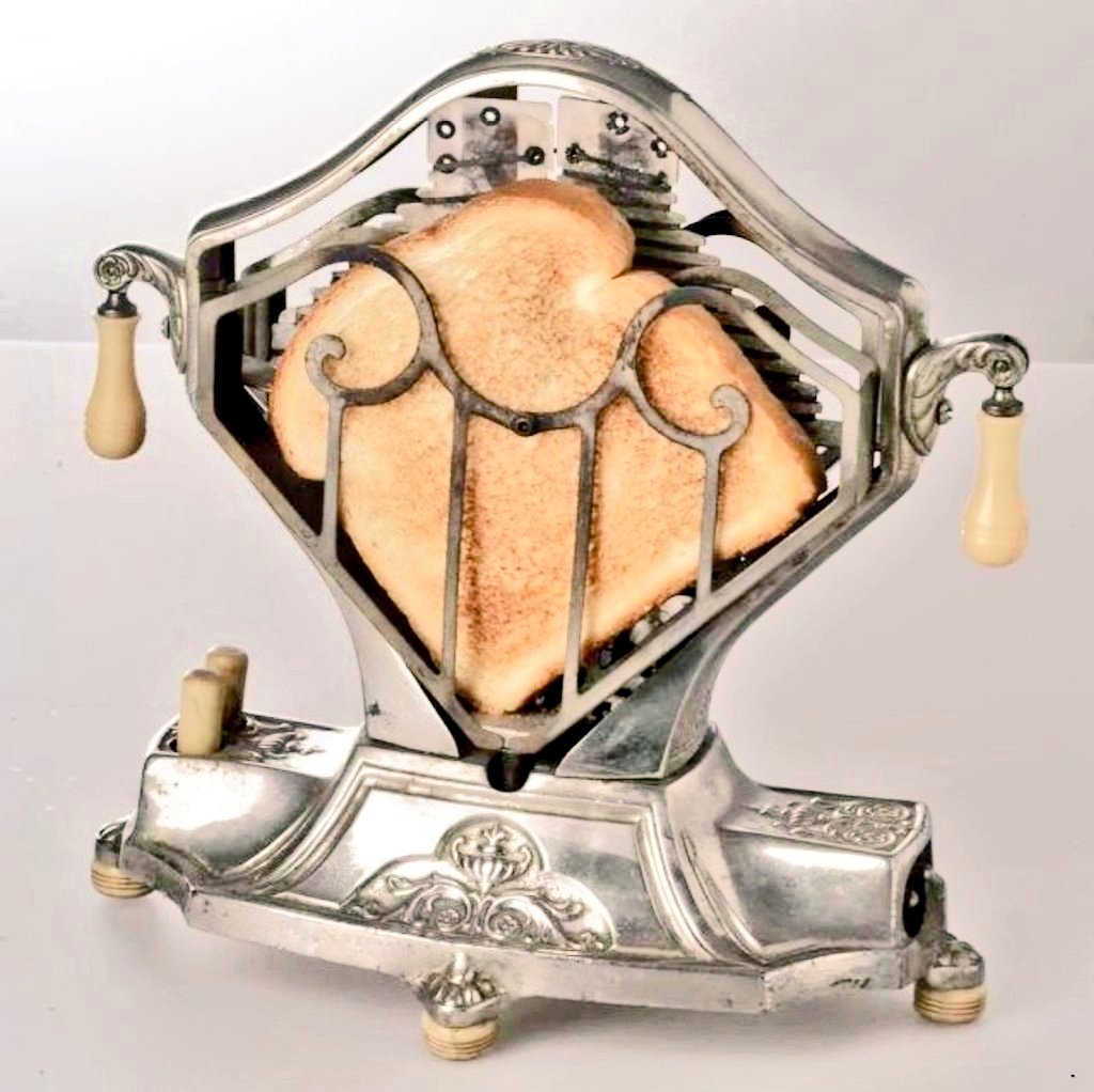 The Universal E9410 or better known as the “Sweetheart” is an American electric bread toaster from 1929.