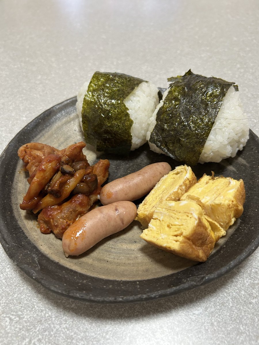 Az4xtFPXgb2QZO2's tweet photo. お休みのひとりお昼ご飯
ありもので
今日も御安全に

#ひとり飯
#お昼ごはん
#休み
#おにぎり https://t.co/3Dj7DfDio6