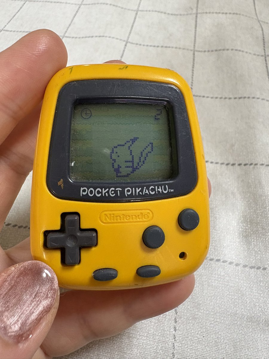 約30年前のポケットピカチュウ‼️‼️ むすめが見つけて試しに電池入れ