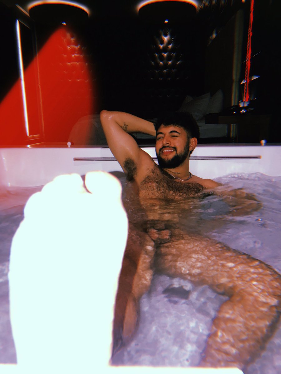 kevoracho's tweet photo. I've never been so happy alone but this is so delicious more in a boutique motel

#naked #LustyNights #busyboy #happy https://t.co/iOoAJEQqSC