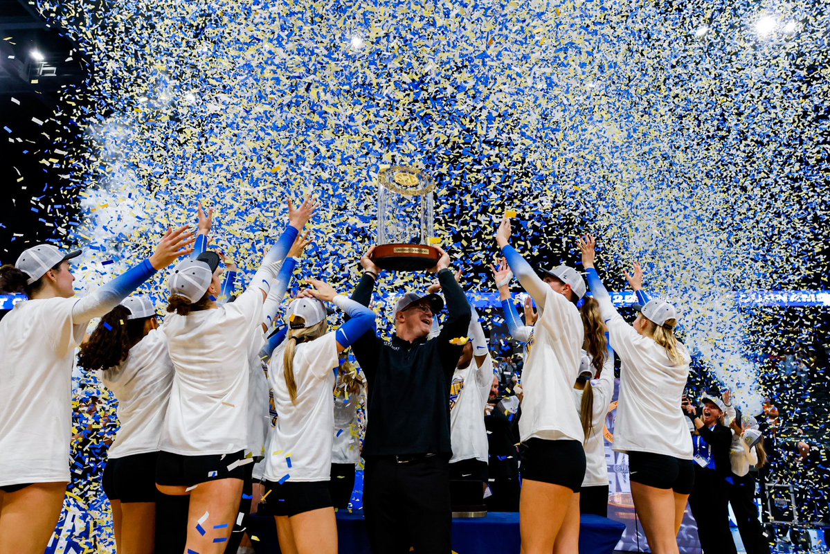 KentuckyVB's tweet image. Raise it high!!!🤩

#WeAreUK x #BBN x #SECTourney
