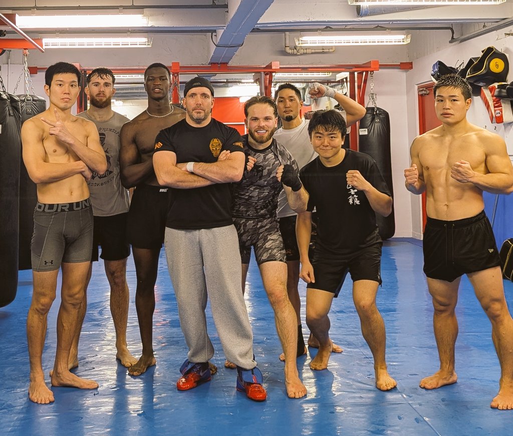 scramble_kick's tweet photo. 昨日の練習には、3人の外国人ファイターが参加してくれました。
イギリスからのジョー、
オーストラリアからのブレンダン、
フランスからのアラネオです。

世界中からトレーニングのために来てくださる方々を迎えられることを、とても光栄に思います。
私たちは共に前進し、共に成長していきます。 https://t.co/R4xUYmBD7C