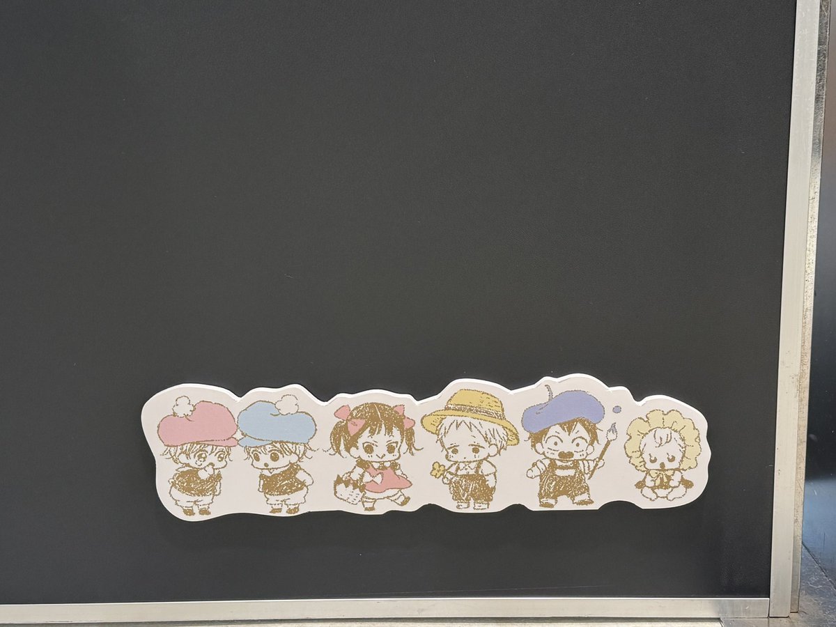 自分の原画展にも行って来たんですが、
展示パネルにかくれんぼ的な感じで子供たちがそれぞれいるんですけど、鷹だけ自力でみつけられなくて担当さんに答えを教えて貰って悔しい思いをしました😂
近くは見てたのに〜っニアミス悔しい
写真は集合バージョンの子供達です🌸