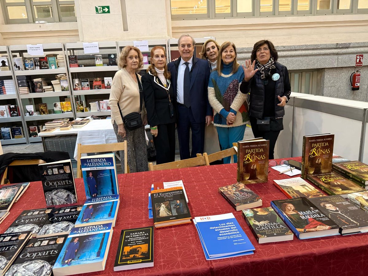 Un placer acompañar al presidente del Comité Olímpico Español, A. Blanco, al recibir su Medalla del Senado de Francia, de la que fui receptor en 2024.Firma de libros para el rastrillo de "Nuevo Futuro" con Mª Teresa Álvarez y otros autores, en el Ayto. de Madrid. Llega la Navidad