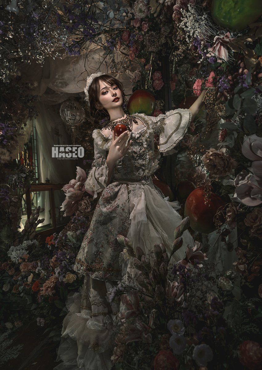 「自分だけの世界」
「自分だけの作品」

って難しい

有名なスタジオ行って
有名なヘアーメイク頼んで
有名な衣装デザイナーに頼み
有名なモデルに頼むと

当然、良い作品が撮れる

でも、他の人も同じようにすれば撮れる

勿論、オリジナルなスタジオ、衣装にHM