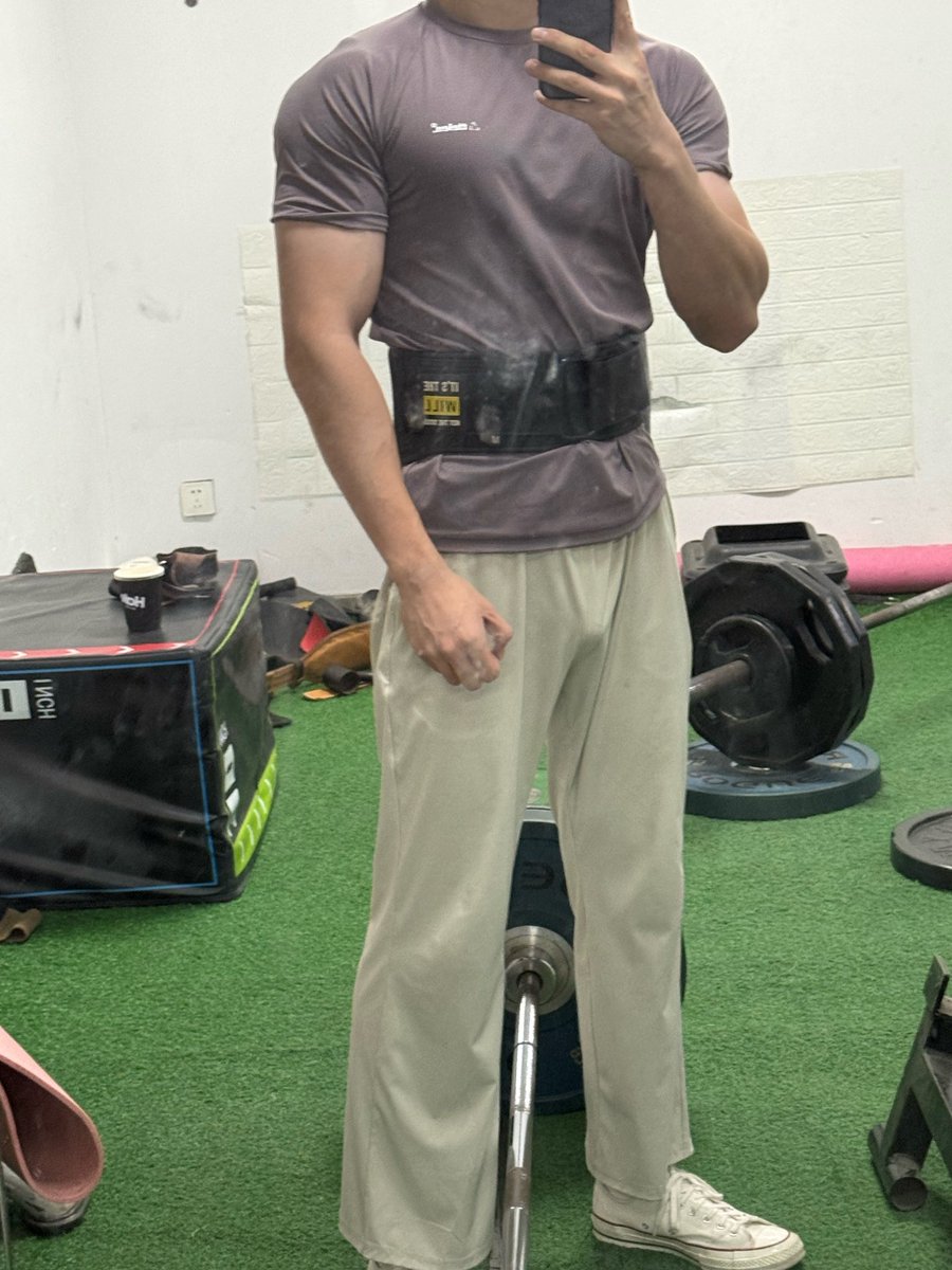 kinge9c's tweet image. 怎么比灰裤子还显？谁要链接？#肌肉 #钻石男高 #健身 #肌肉男