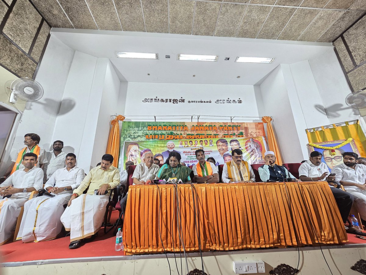 DrTamilisai4BJP's tweet image. இந்திய அரசியலமைப்பு சட்ட அர்ப்பணிப்பு நாள்!
நாட்டிற்கு அரசியலமைப்பு சட்டத்தை வழங்கி, சமூக நீதி மற்றும் சமத்துவத்தின் அடித்தளத்தை அமைத்த பாரத ரத்னா பாபாசாகேப் டாக்டர் B.R. அம்பேத்கார் அவர்களுக்கு இந்நாளில் தலைவணங்குகிறேன்.

சென்னை கமலாலயத்தில்  நடைபெற்ற இந்திய அரசியலமைப்பு சட்ட…