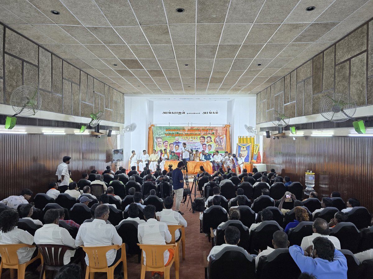 DrTamilisai4BJP's tweet image. இந்திய அரசியலமைப்பு சட்ட அர்ப்பணிப்பு நாள்!
நாட்டிற்கு அரசியலமைப்பு சட்டத்தை வழங்கி, சமூக நீதி மற்றும் சமத்துவத்தின் அடித்தளத்தை அமைத்த பாரத ரத்னா பாபாசாகேப் டாக்டர் B.R. அம்பேத்கார் அவர்களுக்கு இந்நாளில் தலைவணங்குகிறேன்.

சென்னை கமலாலயத்தில்  நடைபெற்ற இந்திய அரசியலமைப்பு சட்ட…