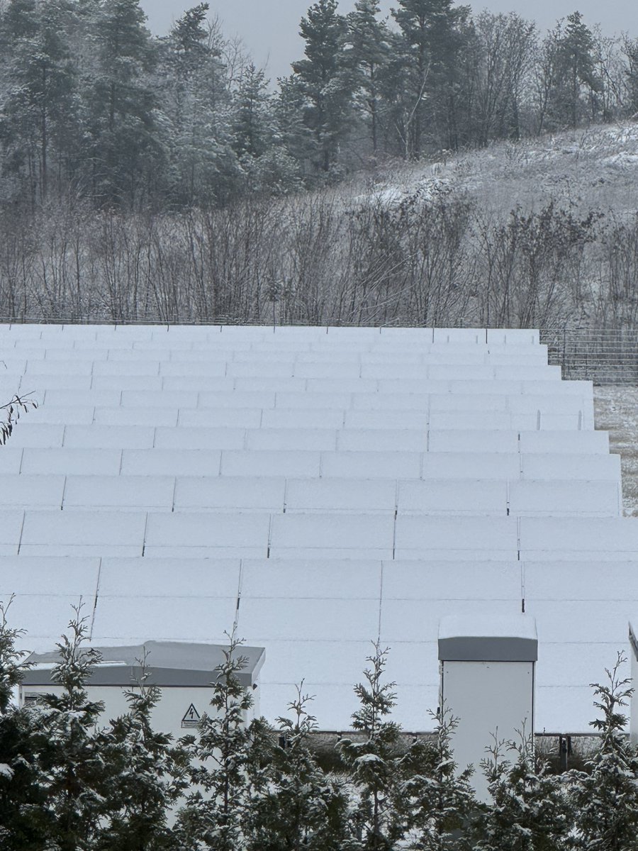 Auf einer Fläche von 4,3 ha besteht ein Solarpark mit 900 kW Nennleistung und 1230 kW in der Spitze (kWp) pro Hektar. Gegeben sind außerdem: 1 cm Neuschnee, Sonnenaufgang 7:39 Uhr, Sonnenuntergang 16:02 Uhr. 

Berechne den Solarertrag in MWh, <a href="/solarpapst/">Stefan Krauter</a>! 
#Priebshow