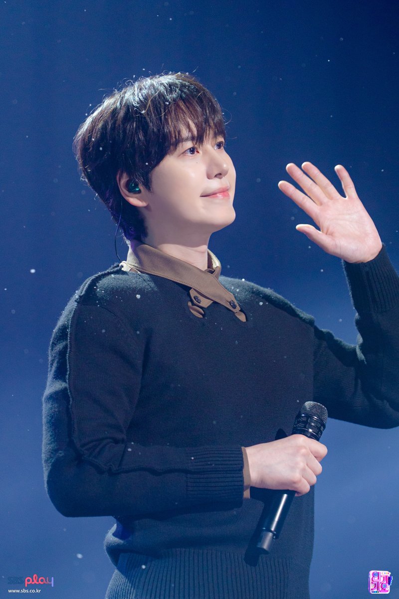 inga_sbs's tweet image. 📸251123 인기가요 #현장포토

첫눈이 와도 끄덕 없는 이유 아르켜줄게❄️
#규현 목소리가 그냥 핫팩이고 붕어빵이라🔥
#첫눈처럼 노래 들으면 스르륵 녹아버리니까🫠
추위🥶 #KYUHYUN 현장포토면 무서울 거 없음🤍

MORE🔗programs.sbs.co.kr/enter/gayo/vis…

#Inkigayo #LikeOurFirstSnow @Gaemgyu @SJofficial