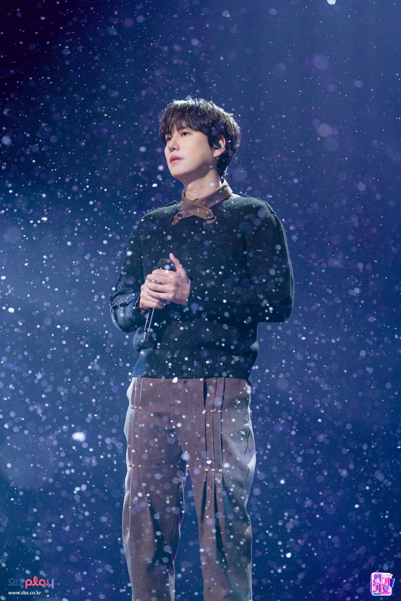 inga_sbs's tweet image. 📸251123 인기가요 #현장포토

첫눈이 와도 끄덕 없는 이유 아르켜줄게❄️
#규현 목소리가 그냥 핫팩이고 붕어빵이라🔥
#첫눈처럼 노래 들으면 스르륵 녹아버리니까🫠
추위🥶 #KYUHYUN 현장포토면 무서울 거 없음🤍

MORE🔗programs.sbs.co.kr/enter/gayo/vis…

#Inkigayo #LikeOurFirstSnow @Gaemgyu @SJofficial