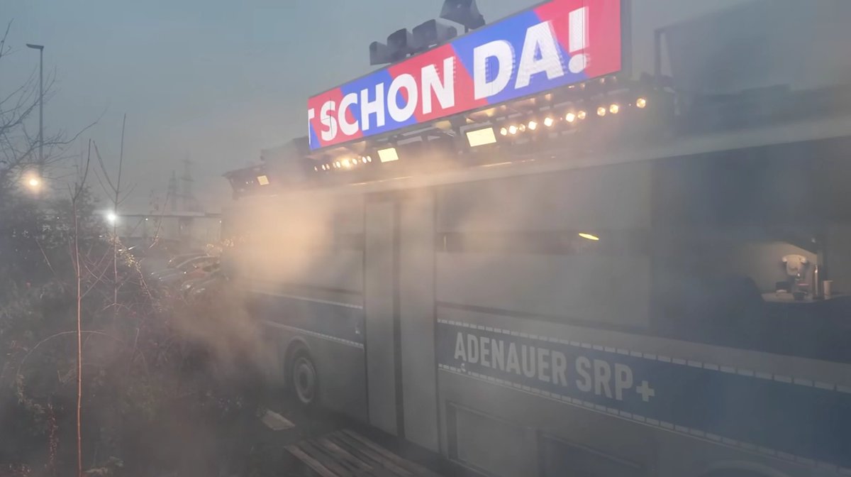 Der Schrotthaufen ist schon in Gießen und plötzlich sind alle Aufbauten wieder auf dem Dach montiert.
Stellfläche gemietet, wer zahlt das alles?
Macht Euch selbst ein Bild.
youtube.com/watch?v=XZuG-S…