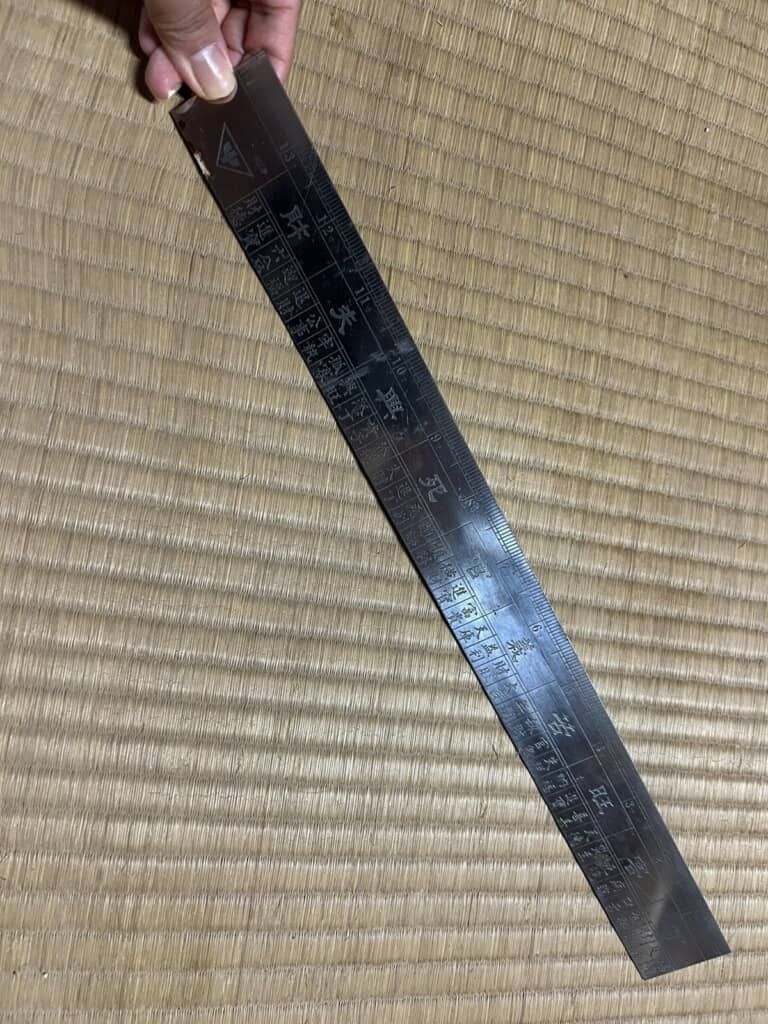 itm_nlab's tweet image. 風水に使う「魯班尺」という道具

家を大掃除していたら出てきたものさしをよく見ると……「普通じゃない」　まさかの正体に「おぉ～！」「実物初めて見た」
nlab.itmedia.co.jp/cont/articles/…