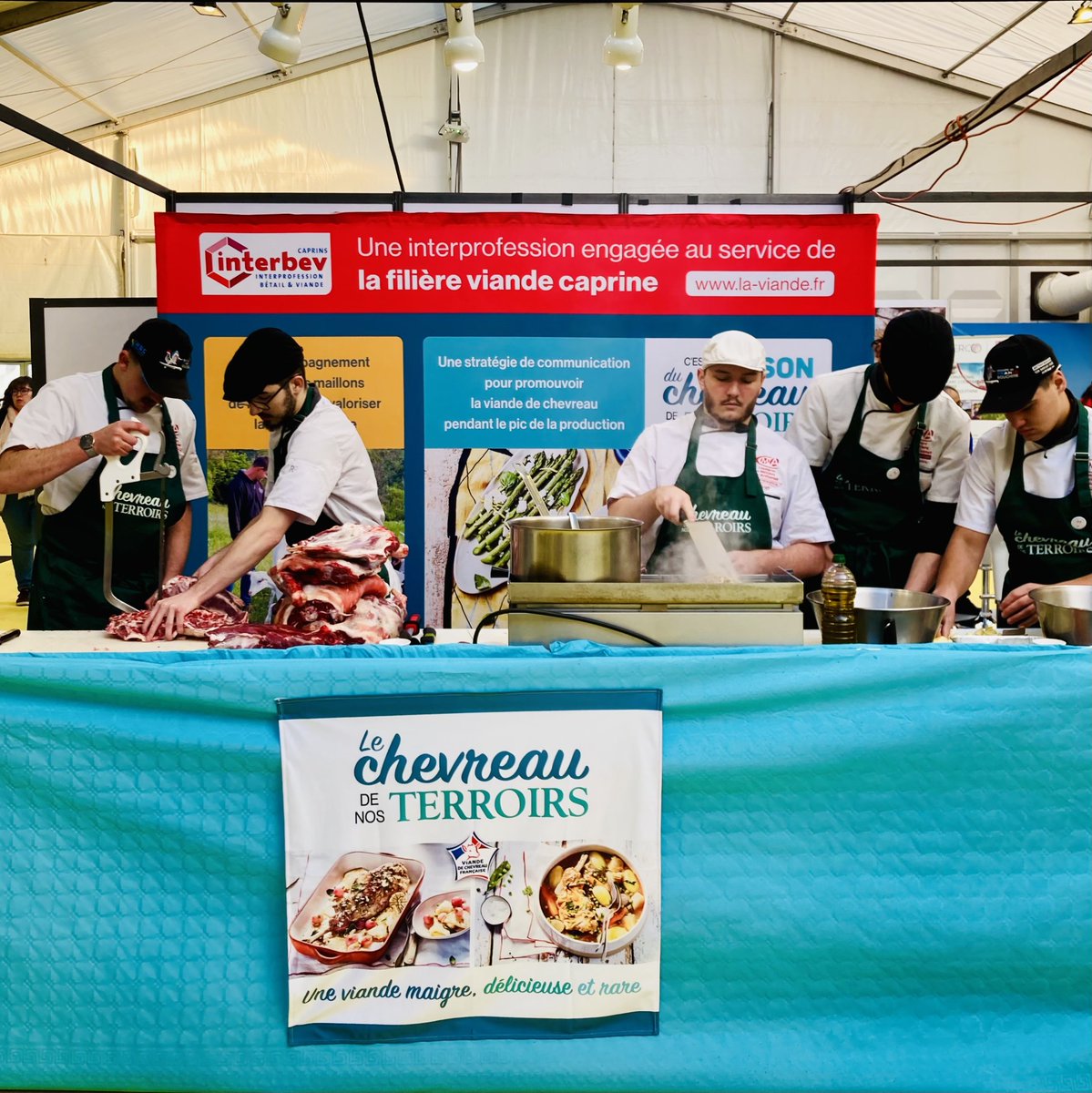 Lancement de #Caprinov2025 🐐
Les apprentis #bouchers du CFA de Niort et de la Chambre de Métiers et de l’Artisanat de Région Nouvelle-Aquitaine s’activent pour les démonstrations de découpe caprine.
Grâce à leur savoir-faire, les visiteurs pourront découvrir toute la diversité