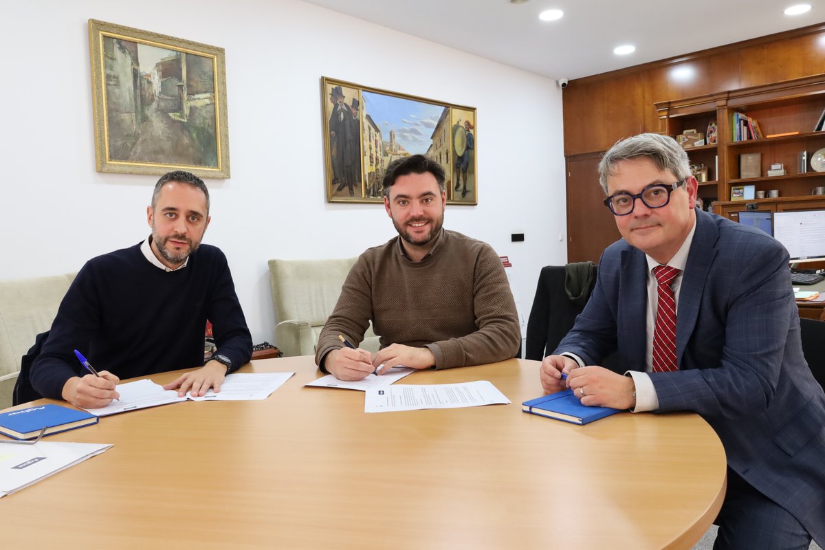 🤝 Renovem amb l'Ajuntament <a href="/somsallent/">Ajuntament de Sallent</a> el fons de solidaritat que destinem a ajudar famílies en situació de vulnerabilitat.

💧 Garantim el servei d'aigua i contribuïm al seu benestar.

✍️ L'alcalde de #Sallent <a href="/Ribalta29/">Oriol Ribalta</a> i el director d’Agbar-Veolia Pirineus <a href="/Albertestival/">Albert Estival</a> han