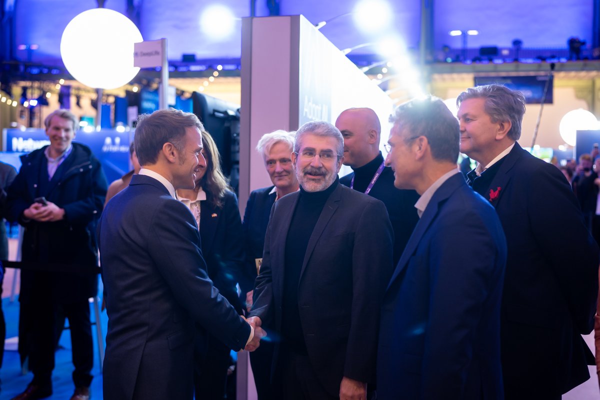Inria's tweet image. 🇫🇷🇩🇪 @Inria est au Sommet #AdoptAI (Grand Palais) sur le French German Tech Lab avec @DFKI &amp;amp; @Fraunhofer pour présenter leurs projets communs en faveur de la souveraineté numérique européenne.

@bsportisse &amp;amp; Antonio Krüger ont salué le Président @EmmanuelMacron lors de sa visite.