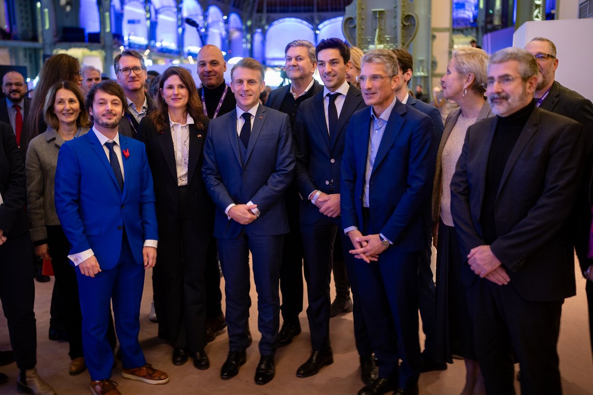 Inria's tweet image. 🇫🇷🇩🇪 @Inria est au Sommet #AdoptAI (Grand Palais) sur le French German Tech Lab avec @DFKI &amp;amp; @Fraunhofer pour présenter leurs projets communs en faveur de la souveraineté numérique européenne.

@bsportisse &amp;amp; Antonio Krüger ont salué le Président @EmmanuelMacron lors de sa visite.