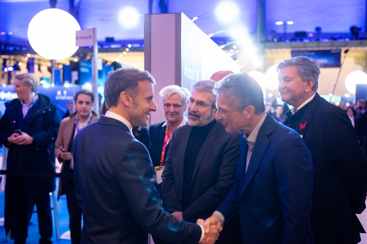 Inria's tweet image. 🇫🇷🇩🇪 @Inria est au Sommet #AdoptAI (Grand Palais) sur le French German Tech Lab avec @DFKI &amp;amp; @Fraunhofer pour présenter leurs projets communs en faveur de la souveraineté numérique européenne.

@bsportisse &amp;amp; Antonio Krüger ont salué le Président @EmmanuelMacron lors de sa visite.
