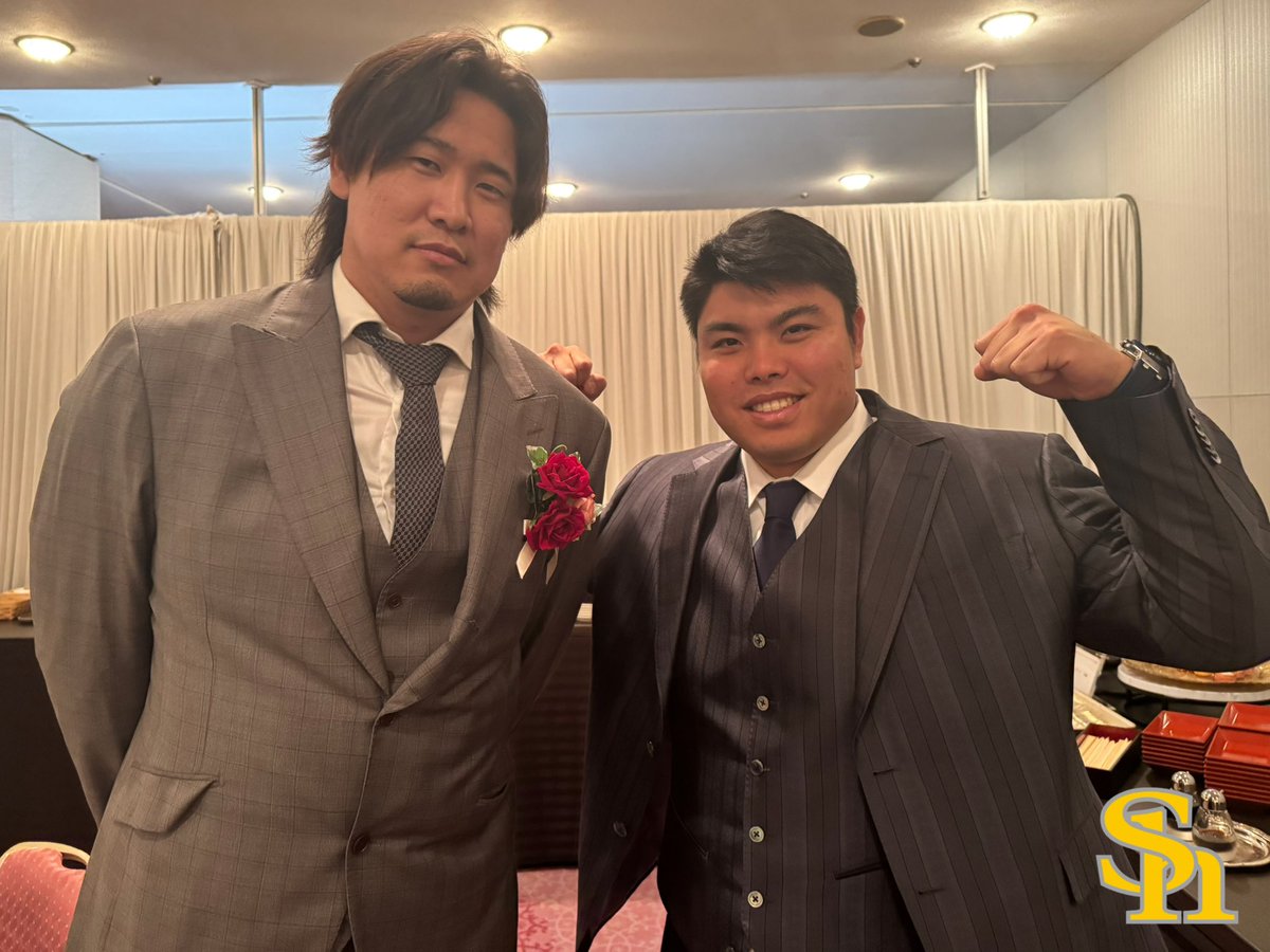 HAWKS_official's tweet photo. 【 #NPBAWARDS2025 】
パ・リーグ最多セーブ投手賞の俺二人🏅🏅
埼玉西武ライオンズ #平良海馬 投手と💪

#杉山一樹 #sbhawks https://t.co/kEyufzGErD