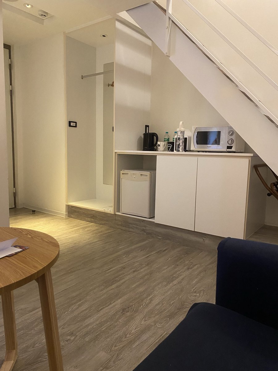 一個人出差的旅館有點冷