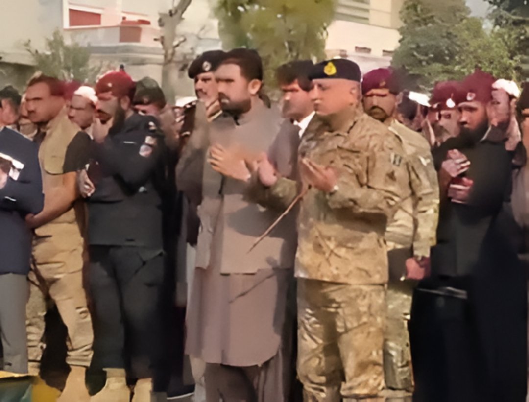 EnkiduBornAgain's tweet image. عمران خان کا وزیر اعلیٰ پشاور میں فوجی جوانوں کے جنازے میں کور کمانڈر کے ساتھ کھڑا نظر آیا۔ تصاویر۔ پروٹوکول۔ سیاسی فائدہ۔ ریاستی قربانیوں کے ساتھ خود کو جوڑنے کا مکمل اسٹیج تیار۔ لیکن جب اڈیالہ جیل کے باہر عمران خان کی اپنی بہنیں اپنے بھائی کے لیے احتجاج کررہی تھیں۔ جب انہیں…