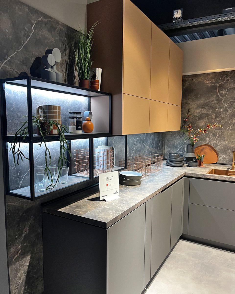 kuechenmennen's tweet image. Harmonische Farben, klare Formen – und perfekt für Singles &amp;amp; kleine Haushalte! 🖤🪴 Single-Küche mit Stil aus Westerholt &amp;amp; Pewsum 📞 kuechenmennen-beratung.de #KüchenMennen #SingleKüche