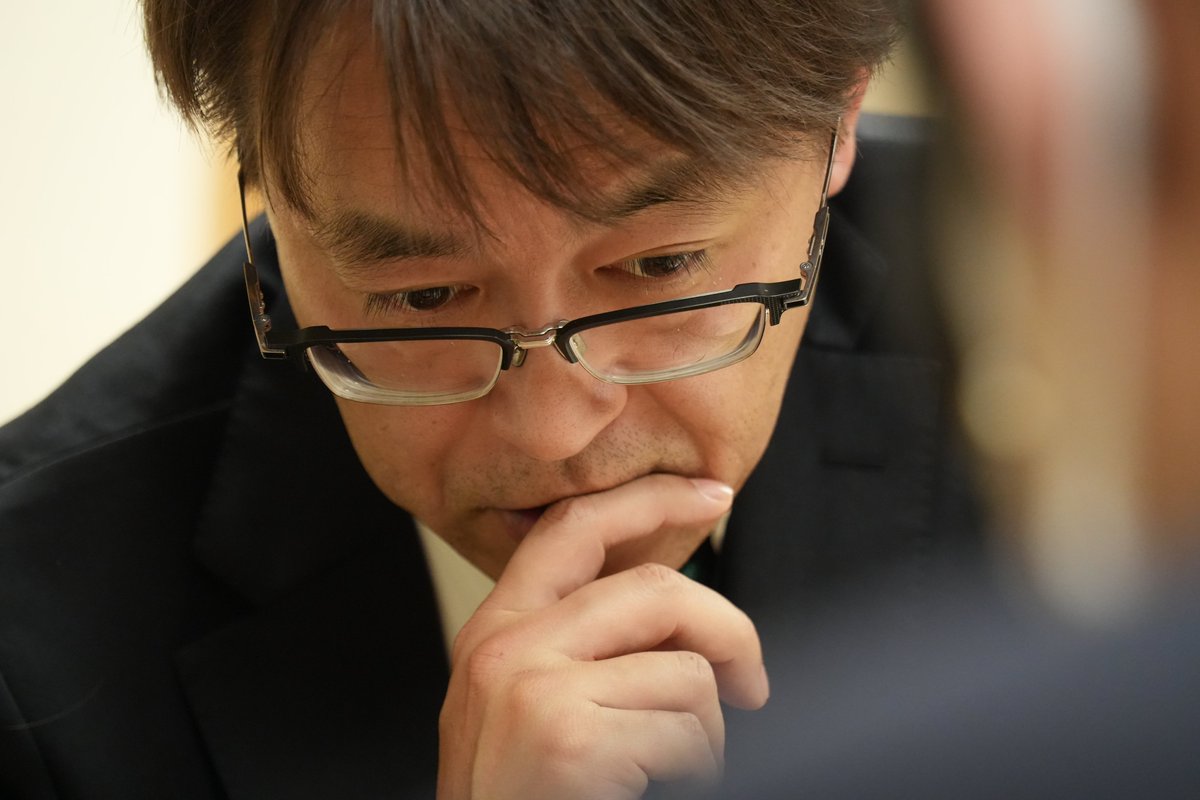 新しい節目に到達した羽生善治九段。
後ほど動画でインタビューの模様をお届けします。

羽生善治九段が史上初の通算1600勝　55歳で達成、連勝で決める：朝日新聞 asahi.com/articles/ASTCV…