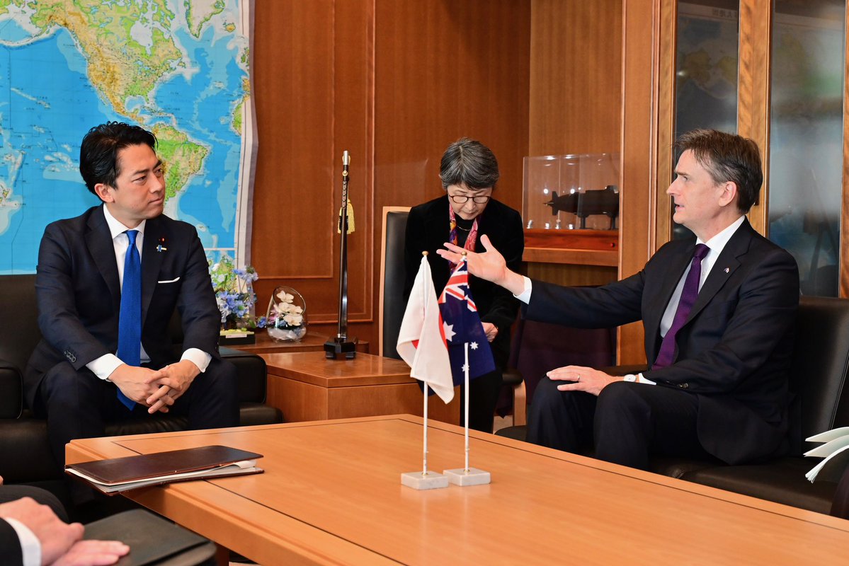 ModJapan_en's tweet image. On Nov 26, DM Koizumi received a courtesy call from Mr. Justin Hayhurst,Australian Ambassador to Japan @AusAmbJPN. Ambassador expressed congratulations on Minister&apos;s appointment. They agreed to continue working together to advance defense cooperation across all fields. 🇯🇵🤝🇦🇺