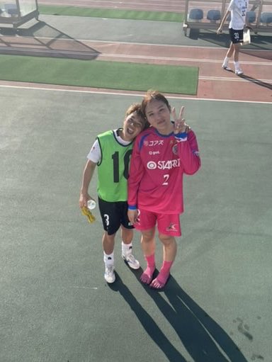 weoos's tweet photo. サッカーを嫌いになりそうだったとき、
かおりに連絡して
元気を貰って、頑張れたんだよ〜🌞🫶🏼
（4年前くらい！）
ウイングスは入れ違いだったけど、
対戦できたの嬉しかったなあ！
また一緒にボール蹴ろうねっ⚽️
かおり、お疲れさま！！ https://t.co/caBjs3uA9l