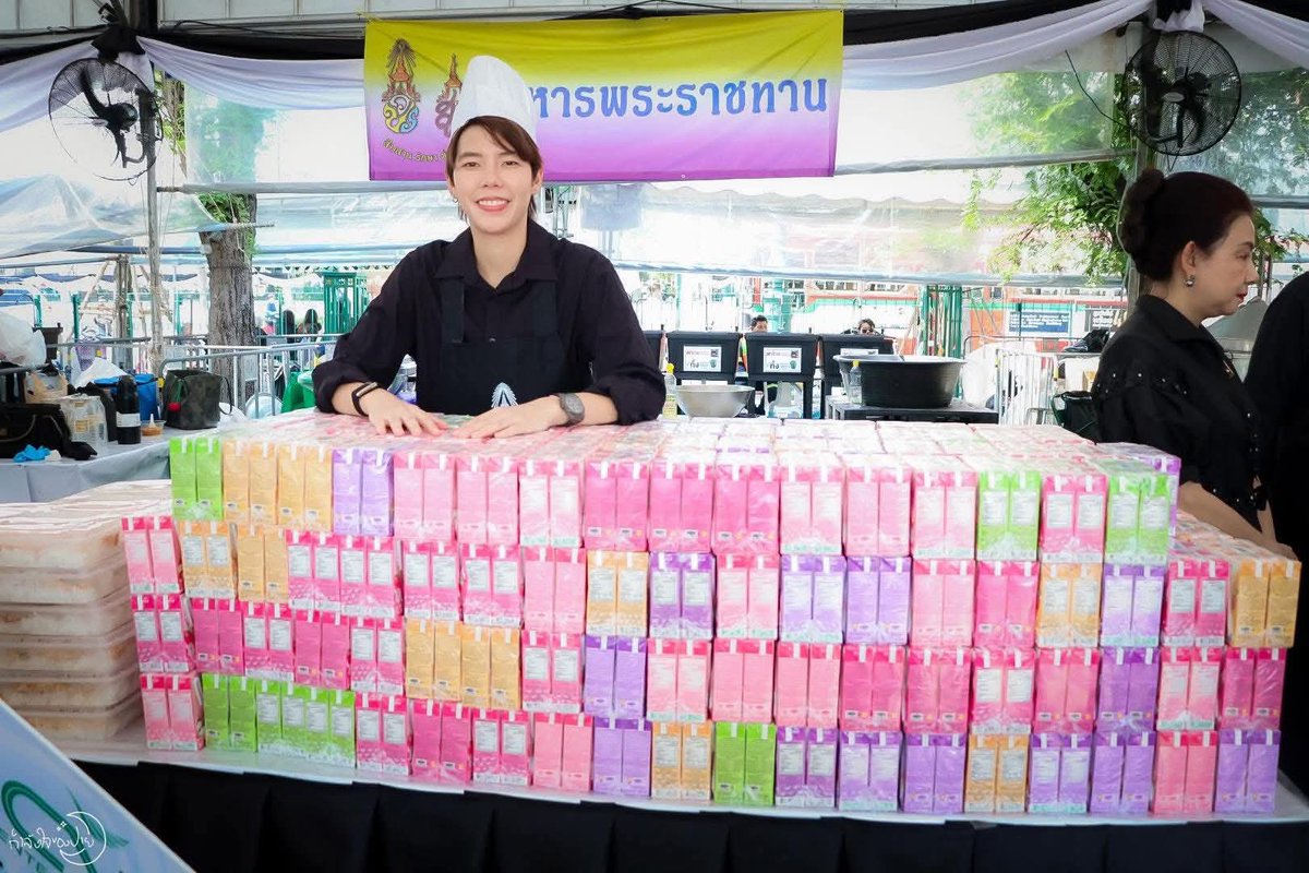 nookpaiofc's tweet image. CNP entertainment ✨
ร่วมสนับสนุน โครงการน้ำพระทัยพระราชทาน
สภาสังคมสงเคราะห์แห่งประเทศไทย  ในพระบรมราชูปถัมภ์ 
น้ำผลไม้พร้อมดื่ม 1500 กล่อง  ￼

และร่วมแจกอาหารพระราชทานที่ท้องสนามหลวง 🤍

Facebook : #ป๊ายปายโอริโอ้ (Update)
🐳26.11.25🐳
#cnp_orio #PaiPaiorio 
#นุ๊กปาย #NookPai…