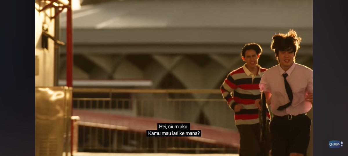 ayaaiiiix's tweet image. suka scene ini lucu gemesss bangetttt barcode ngejar ya kalau minta di cium, GA SABAR BANGETT MAU NONTONN

#CodeKin #OhmPoon
#GMMTV2026