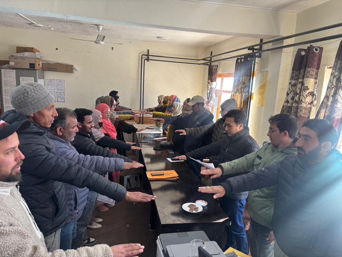 dcpukargil's tweet image. DCPU, Kargil celebrated Constitution Day. DCPO Dr Sarwar Shahzad (JKAS) reaffirmed commitment to justice, equality &amp;amp; dignity for all vulnerable children. #SamvidhanDiwas #ChildProtection #Kargil
@MinistryWCD @lg_ladakh @DIPR_Kargil @SocialLadakh @Shashanka_IAS @dc_Kgl @dio_leh