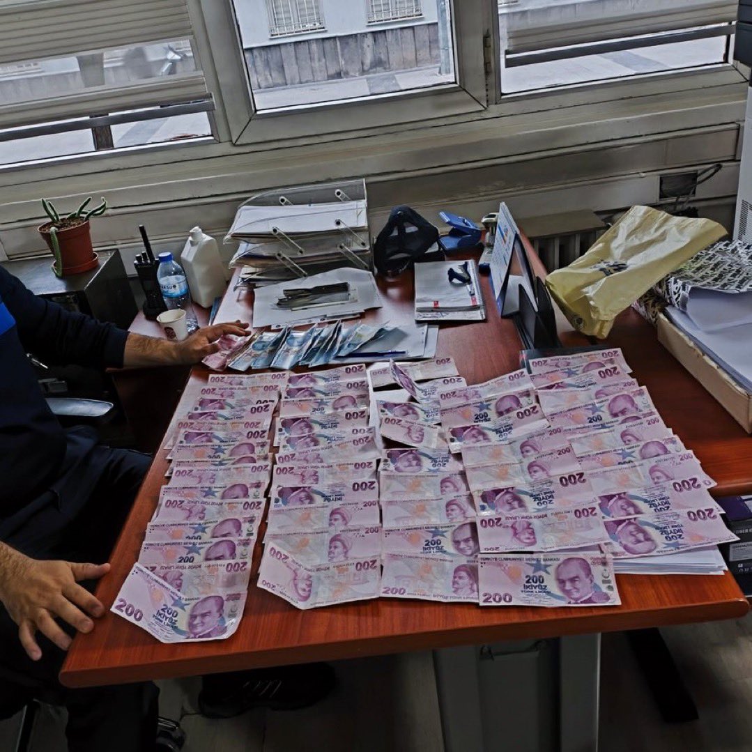 sokakkedisitv's tweet image. 📍Kayseri&apos;de bir dilencinin üzerinden 12.200 TL çıktı.