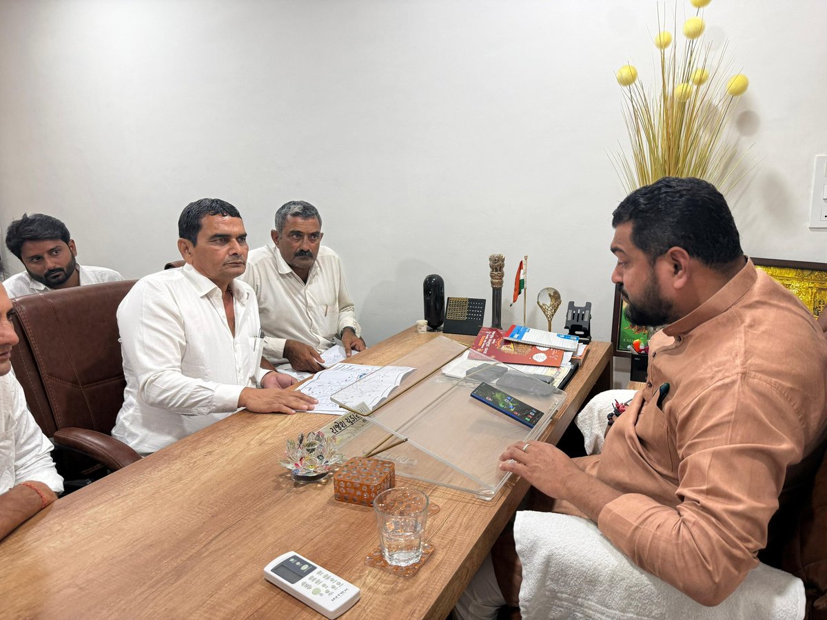 rajeshchudasma's tweet image. આજે ગીરસોમનાથ જિલ્લાના વેરાવળ ખાતે સાંસદ કાર્યાલય પર નાગરિકો અને અરજદારો સાથે સહર્ષ મુલાકાત કરીને, તેમના વિવિધ પ્રશ્નો અને રજૂઆતો ધ્યાનપૂર્વક સાંભળી નિરાકરણ લાવવા માટે સંબંધિત અધિકારીઓને સૂચનો કર્યા.