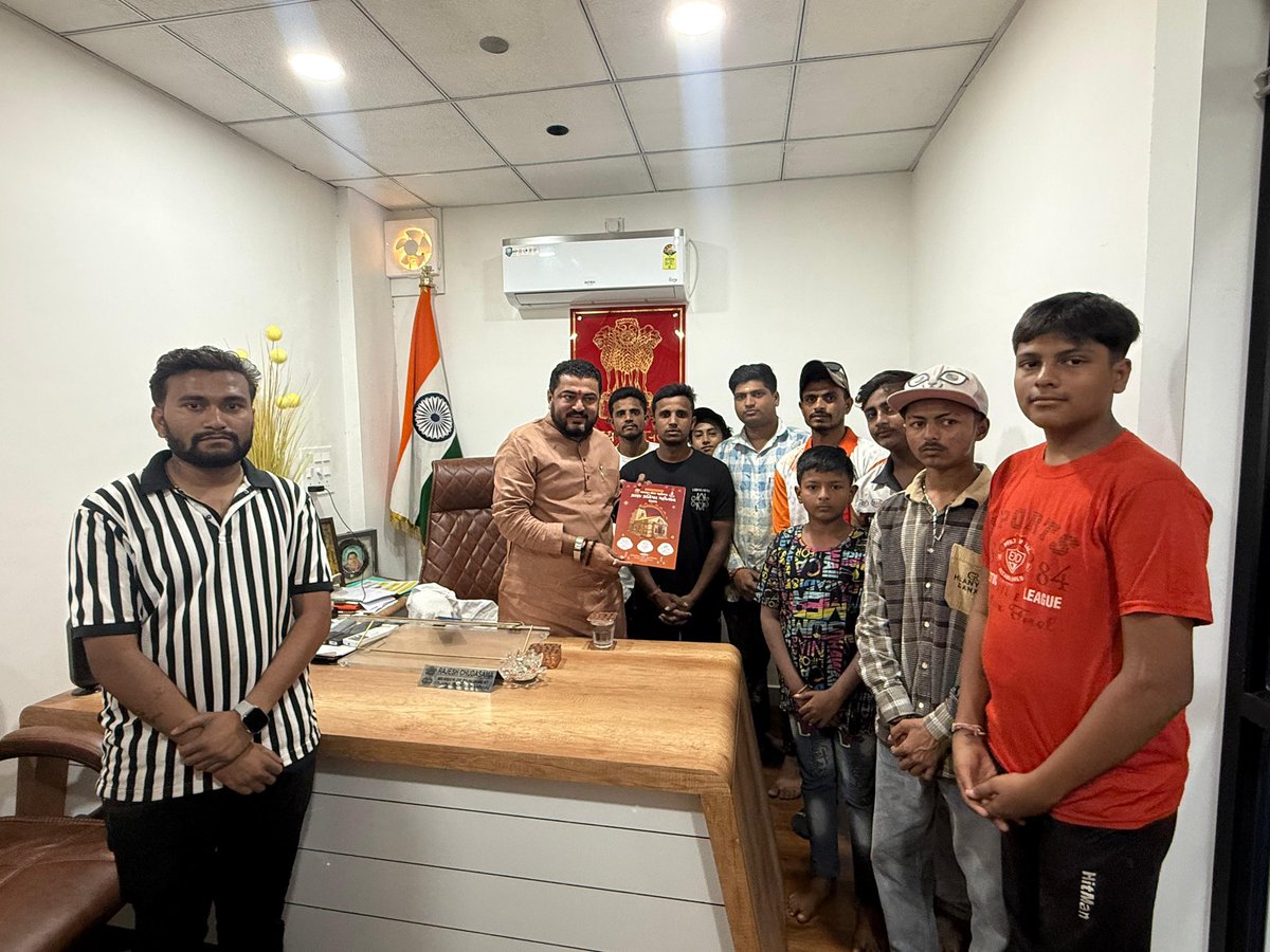 rajeshchudasma's tweet image. આજે ગીરસોમનાથ જિલ્લાના વેરાવળ ખાતે સાંસદ કાર્યાલય પર નાગરિકો અને અરજદારો સાથે સહર્ષ મુલાકાત કરીને, તેમના વિવિધ પ્રશ્નો અને રજૂઆતો ધ્યાનપૂર્વક સાંભળી નિરાકરણ લાવવા માટે સંબંધિત અધિકારીઓને સૂચનો કર્યા.