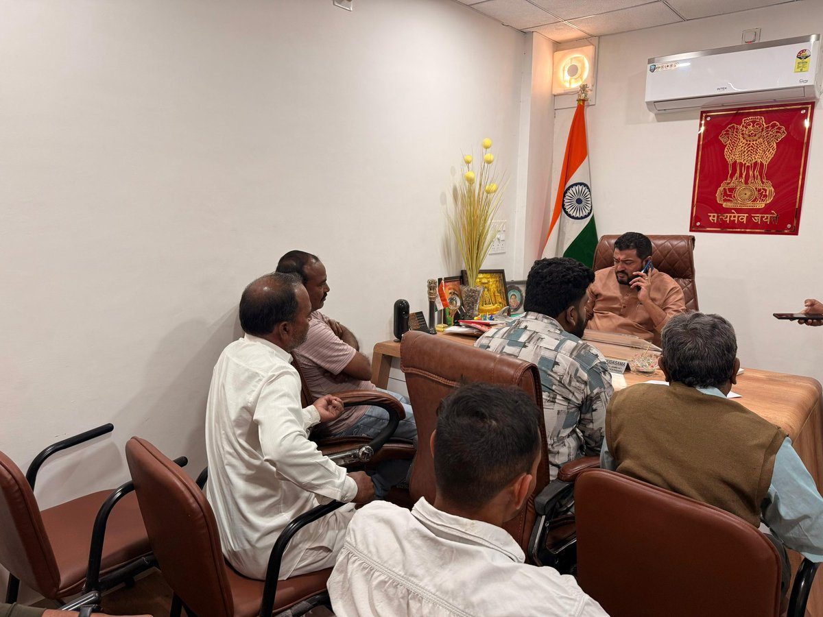 rajeshchudasma's tweet image. આજે ગીરસોમનાથ જિલ્લાના વેરાવળ ખાતે સાંસદ કાર્યાલય પર નાગરિકો અને અરજદારો સાથે સહર્ષ મુલાકાત કરીને, તેમના વિવિધ પ્રશ્નો અને રજૂઆતો ધ્યાનપૂર્વક સાંભળી નિરાકરણ લાવવા માટે સંબંધિત અધિકારીઓને સૂચનો કર્યા.