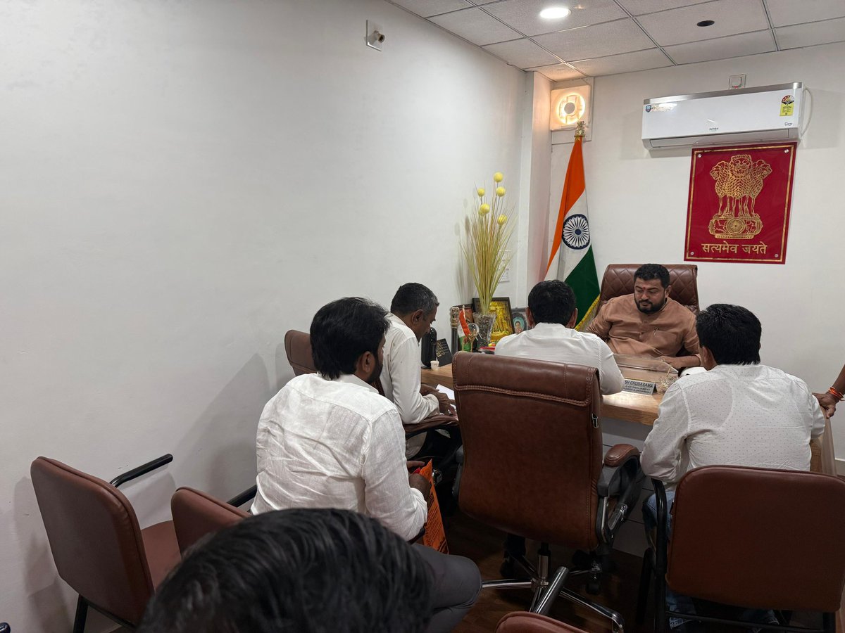 rajeshchudasma's tweet image. આજે ગીરસોમનાથ જિલ્લાના વેરાવળ ખાતે સાંસદ કાર્યાલય પર નાગરિકો અને અરજદારો સાથે સહર્ષ મુલાકાત કરીને, તેમના વિવિધ પ્રશ્નો અને રજૂઆતો ધ્યાનપૂર્વક સાંભળી નિરાકરણ લાવવા માટે સંબંધિત અધિકારીઓને સૂચનો કર્યા.