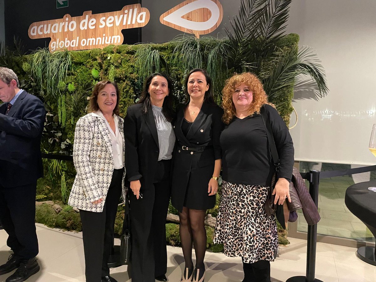 AMECOOP_'s tweet image. AMECOOP en la entrega de los 13ª Premios de responsabilidad social empresarial y sostenibilidad 2025 que otorga la Diputación de Sevilla.
Carmen Perea, nuestra presidenta, representó a las mujeres empresarias de las cooperativas de Andalucía.
#MujeresCoop #coop #representatividad