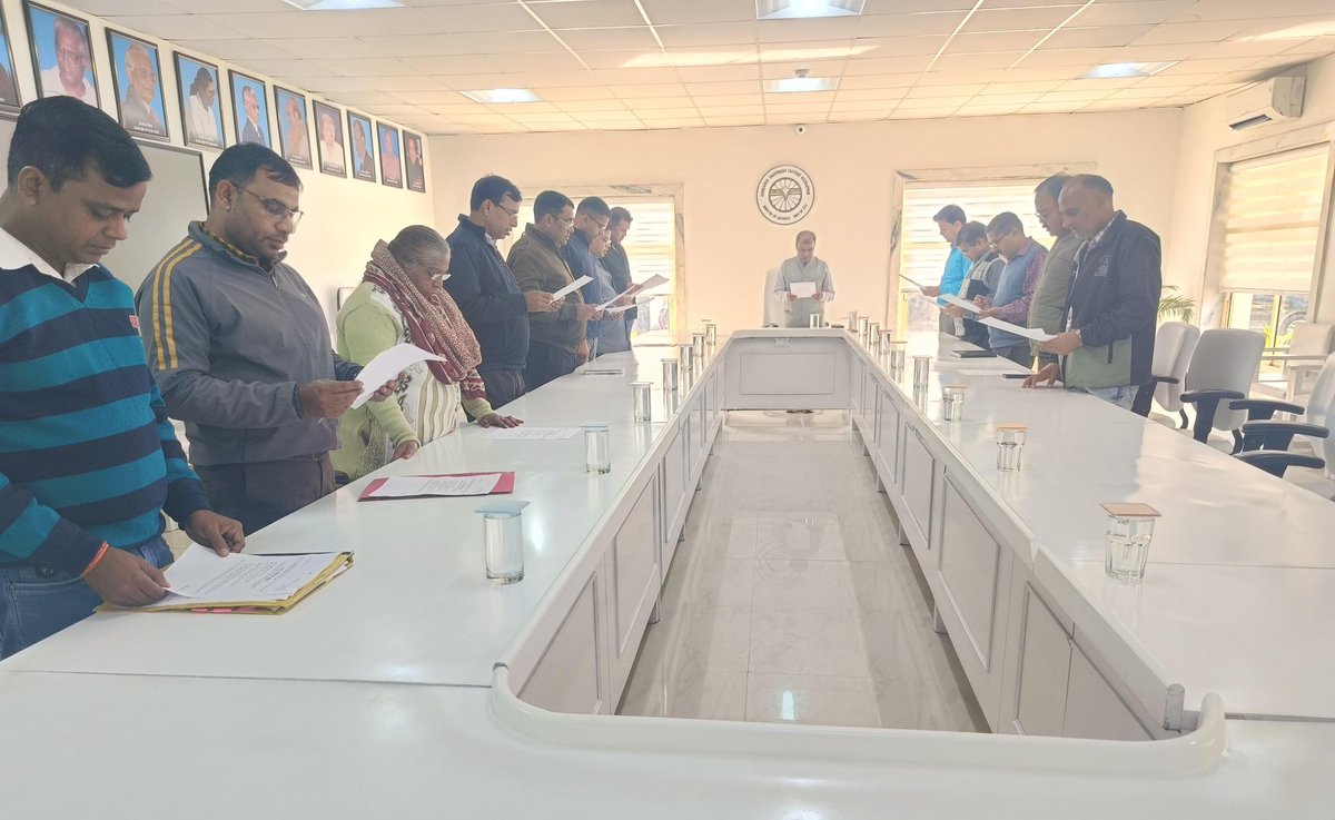 संविधान दिवस 2025 के अवसर पर आयुध उपस्कर निर्माणी हजरतपुर में माननीय महाप्रबंधक महोदय के नेतृत्व में सभी अधिकारियों व कर्मचारियों को भारत के 'संविधान की उद्देशिका' का पाठन कराया गया l