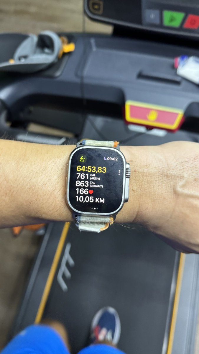 Geschafft. Keine Ahnung, wie ich hier jemals auf 5:30 min/km kommen soll. Dieses verdammte Laufband ist einfach brutal anstrengend.